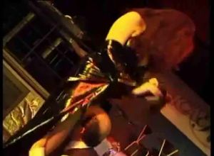 Карлик трахнул стриптижершу